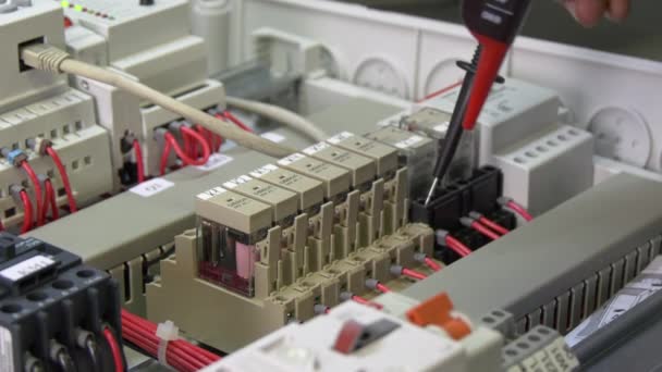 Ellenőrizze a mikrokontroller irányít elem kapcsolatok feszültség jelző gyárban. — Stock videók