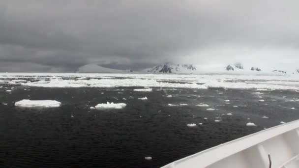 Movimiento de hielo y nieve iceberg y vista del glaciar desde el barco en el océano de la Antártida . — Vídeos de Stock