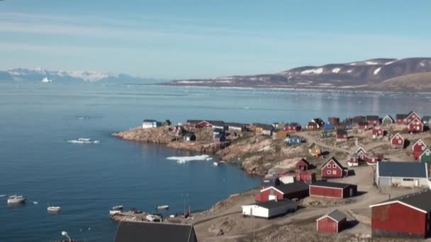 Hus i bergen på stranden av Grönland i ishavet Serene. — Stockvideo