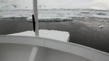 Antarktika'nın okyanusta gemisinden buz hareketi ile kar buzdağı ve buzul görüntülemek.