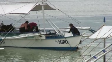 İnsanlar dalgıçlar arka plan Filipinler yeşil Pasifik kıyılarının teknede.