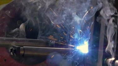 Metal Demir lazer argon kaynak robot fabrikası yavaş hareket.