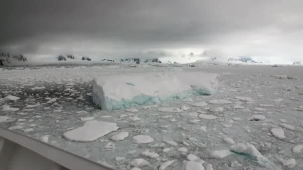 Рух лід і сніг айсберг і льодовик вид з корабля в океані Антарктиди. — стокове відео