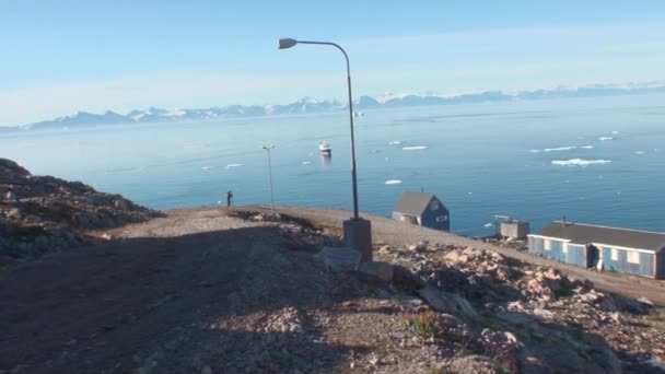 Hus i bergen i Grönland i norra ishavet. Lugn plats. — Stockvideo