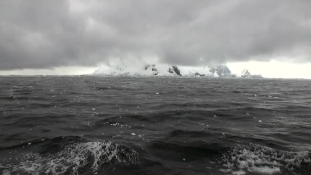 Côtes de neige dans l'océan de l'Antarctique . — Video