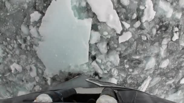 Picado de hielo movimiento rompehielos vista desde el arco del barco en el océano de la Antártida . — Vídeos de Stock