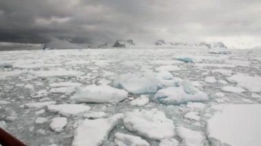Antarktika'nın okyanusta gemisinden buz hareketi ile kar buzdağı ve buzul görüntülemek.