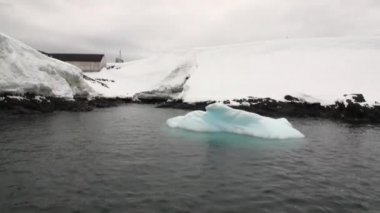 Evi su yüzeyi ve çöl kar kıyı şeridi okyanus Antarktika içinde terk.
