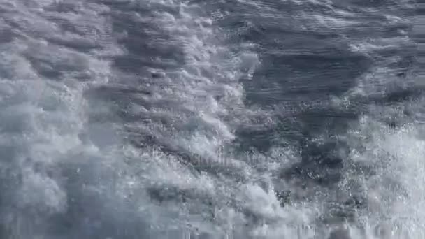 Vagues d'un bateau à moteur sur la mer des Philippines .