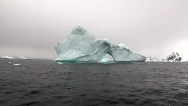 Арка Дарвін лише унікальні льодовик айсберг в океані Антарктиди. — стокове відео