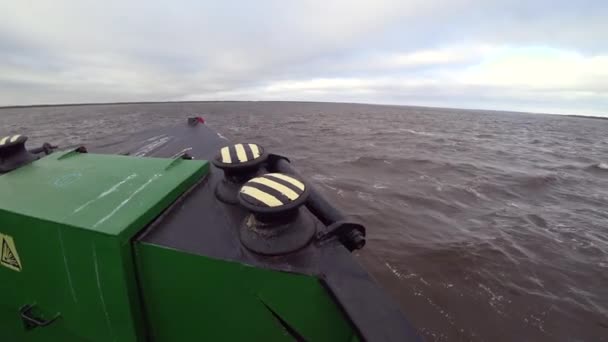 Dalgalar ve Kuzey Buz Denizi yay gemisiyle su yüzey görünümden yeni dünya Vaigach üzerinde. — Stok video