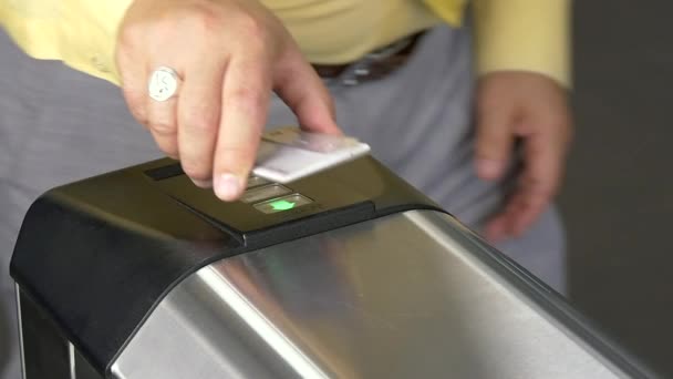 Händerna på människor gäller elektroniska pass vändkors wicket checkpoint i office. — Stockvideo