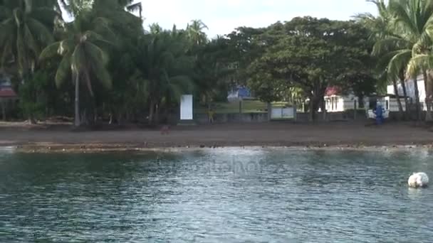 Dům zelené pobřeží Pacifiku v Filipínách. — Stock video