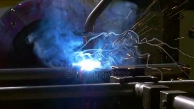 Metal Demir lazer argon kaynak robot fabrikası yavaş hareket.