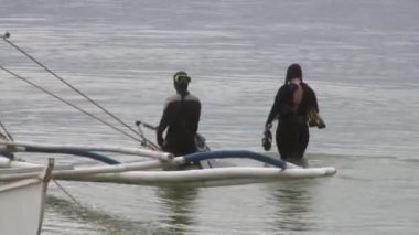 İnsanlar dalgıçlar arka plan Filipinler yeşil Pasifik kıyılarının teknede.