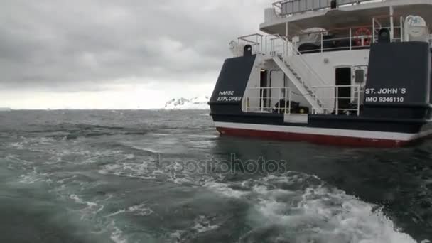 Grote schepen jachten in de haven pier op Tierra del Fuego. — Stockvideo