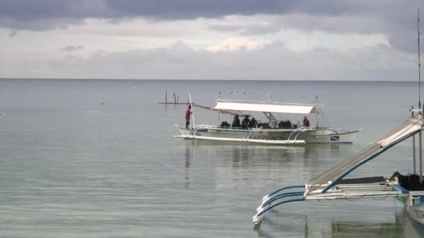 Άτομα στο σκάφος σε φόντο πράσινο ειρηνική ακτή στις Φιλιππίνες. — Αρχείο Βίντεο