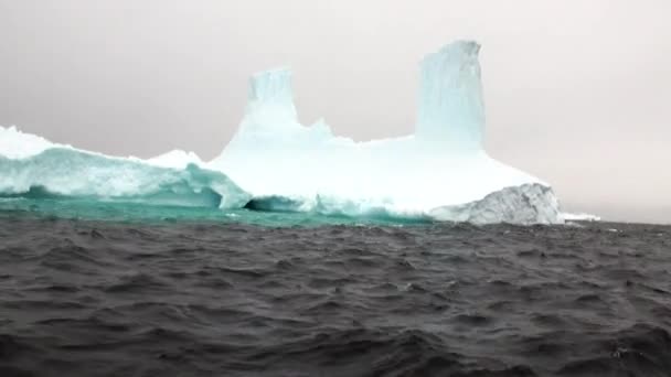 Enorme iceberg glaciar único en el océano de la Antártida . — Vídeo de stock