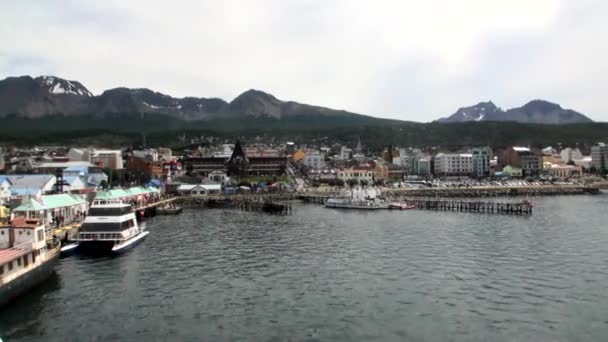Pier van de haven van Ushuaia op Tierra del Fuego in Argentinië. — Stockvideo