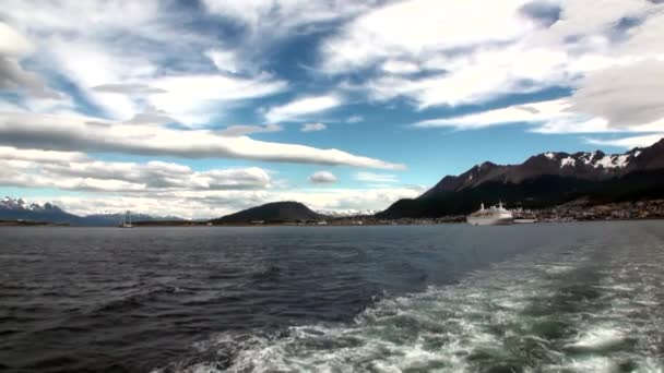 Trace waves on water from ship in port pier of Ushuaia in Argentina. — Stock Video