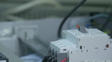 Eller işçinin fabrika elektronikte kişiler gerilim göstergesini denetleyin.