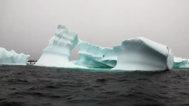 남극 대륙의 바다 얼음 빙하 빙산과 눈 해안선. — 비디오