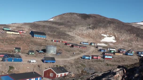 Hus i staden vid stranden av Arktiska oceanen i Grönland. — Stockvideo