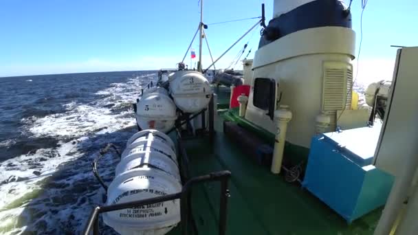Expeditieschip in de Ocean op de nieuwe aarde Vaigach. — Stockvideo