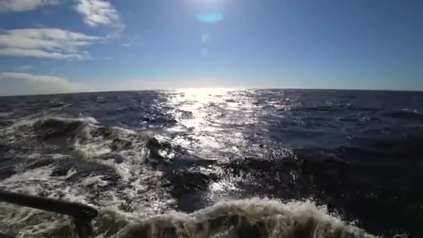 Ondas e vista da superfície da água do navio no Oceano Ártico na Nova Terra Vaigach . — Vídeo de Stock