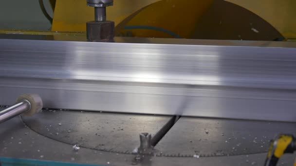 Snijden van metaal met cirkelzaag op geautomatiseerde machine door robot slow motion. — Stockvideo
