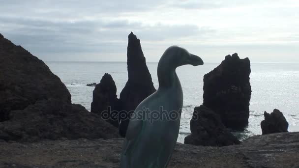 Vogelskulptur am Ufer des arktischen Ozeans. Felsen und Wellen. — Stockvideo