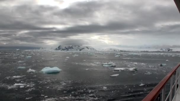 Movimiento de hielo y nieve iceberg y vista del glaciar desde el barco en el océano de la Antártida . — Vídeos de Stock