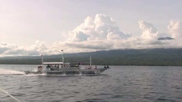 People on boat on background of green Pacific coast in Philippines. — Stock Video