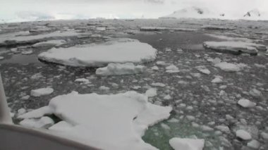 Antarktika'nın okyanusta gemi hareket ve kar kıyı şeridi görünümünden buz.