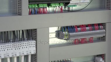 Mikrodenetleyici denetim öğesi kişiler voltaj göstergesi fabrikasında.