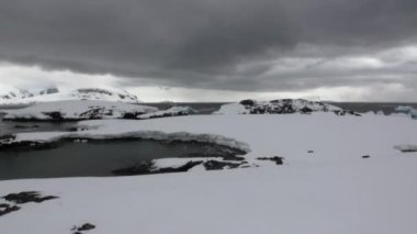 Hareket ve kar kıyı şeridi okyanus Antarktika buz.