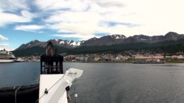 Yatlar liman iskelesi Ushuaia Arjantin Tierra del Fuego üzerinde büyük gemi.