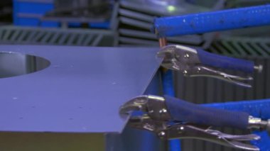 Fabrikada kaynak elektrik metal.
