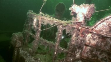 Scuba diver paslı enkaz batık üzerinde beach beyaz deniz Rusya'nın yakınındaki.