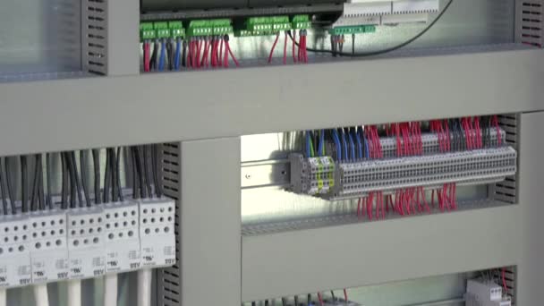 Microcontroller controle element contacten voltage indicator in fabriek. — Stockvideo