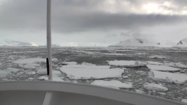 Ruchu lodu i śniegu góry lodowej i lodowiec widok ze statku w ocean Antarktydy. — Wideo stockowe