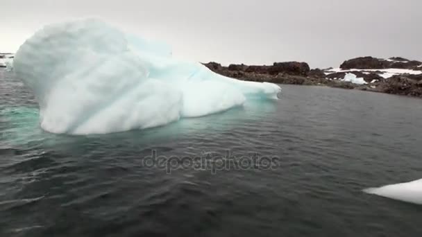 Hnutí a sníh pobřeží v oceánu Antarktidy. — Stock video