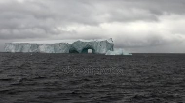 Darwin benzersiz buzul Buzdağı Antarktika okyanusta kemer.