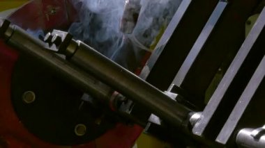 Metal Demir lazer argon kaynak robot fabrikası yavaş hareket.