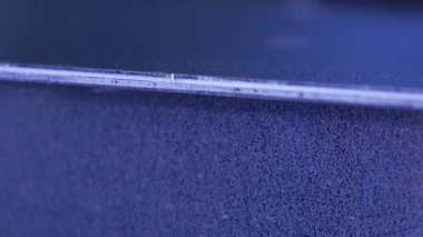 Fabrikada kaynak elektrik metal.