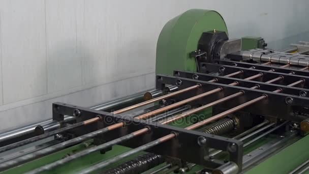 Endüstriyel Cnc makine fabrikası yavaş metal tüplerin imalatı. — Stok video