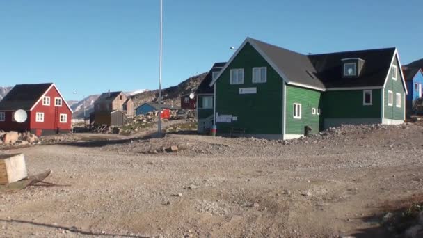 Hus i staden vid stranden av norra ishavet från Grönland. — Stockvideo
