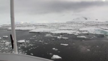 Antarktika'nın okyanusta gemisinden buz hareketi ile kar buzdağı ve buzul görüntülemek.