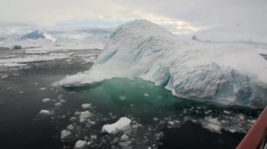 Antarktika'nın okyanusta gemisinden buz hareketi ile kar buzdağı ve buzul görüntülemek.