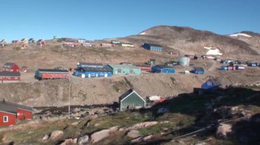 Arktik Okyanusu kıyısında şehirdeki evleri.